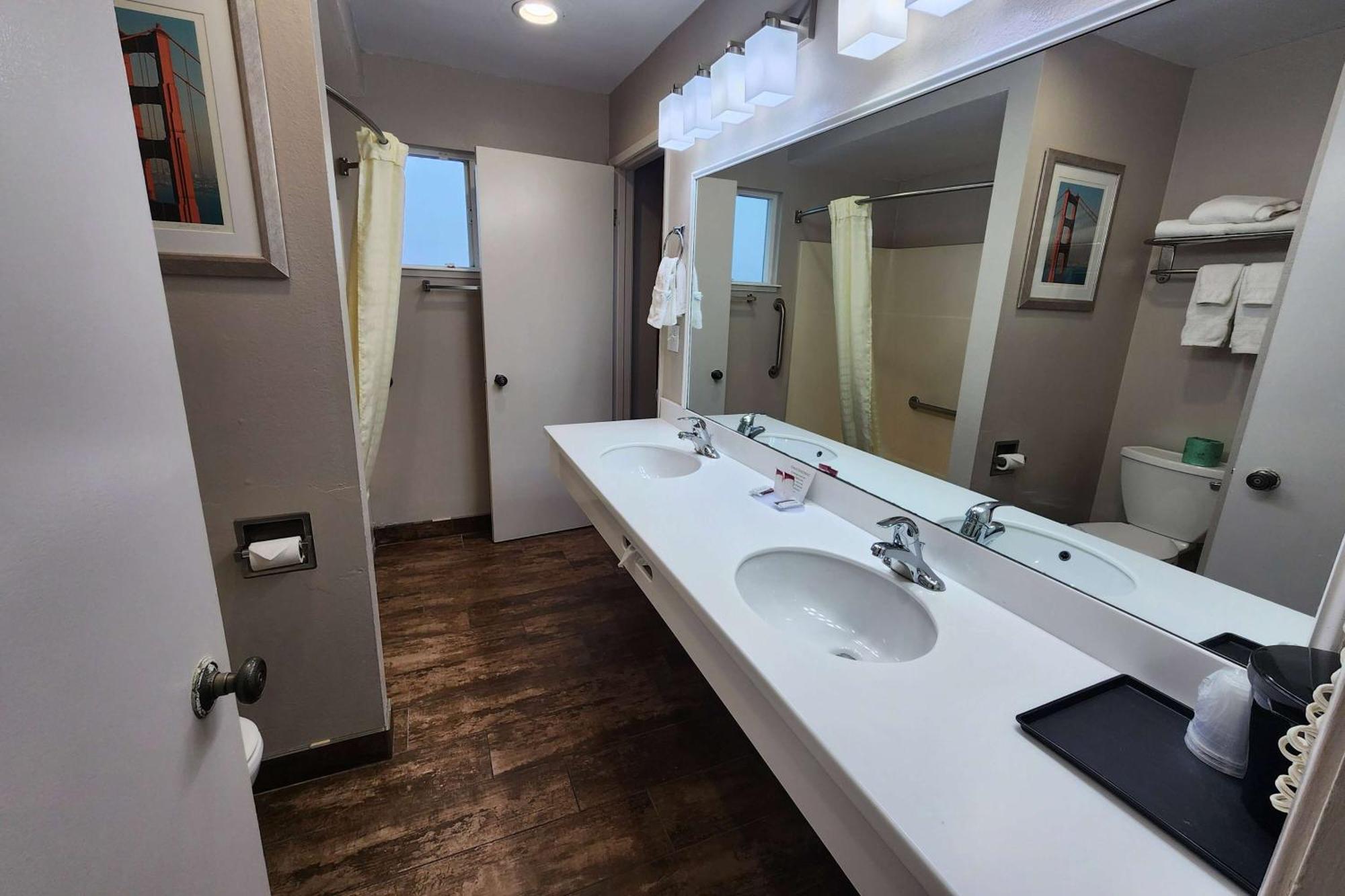 Ramada Bayside Inn & Suites 尤里卡 外观 照片